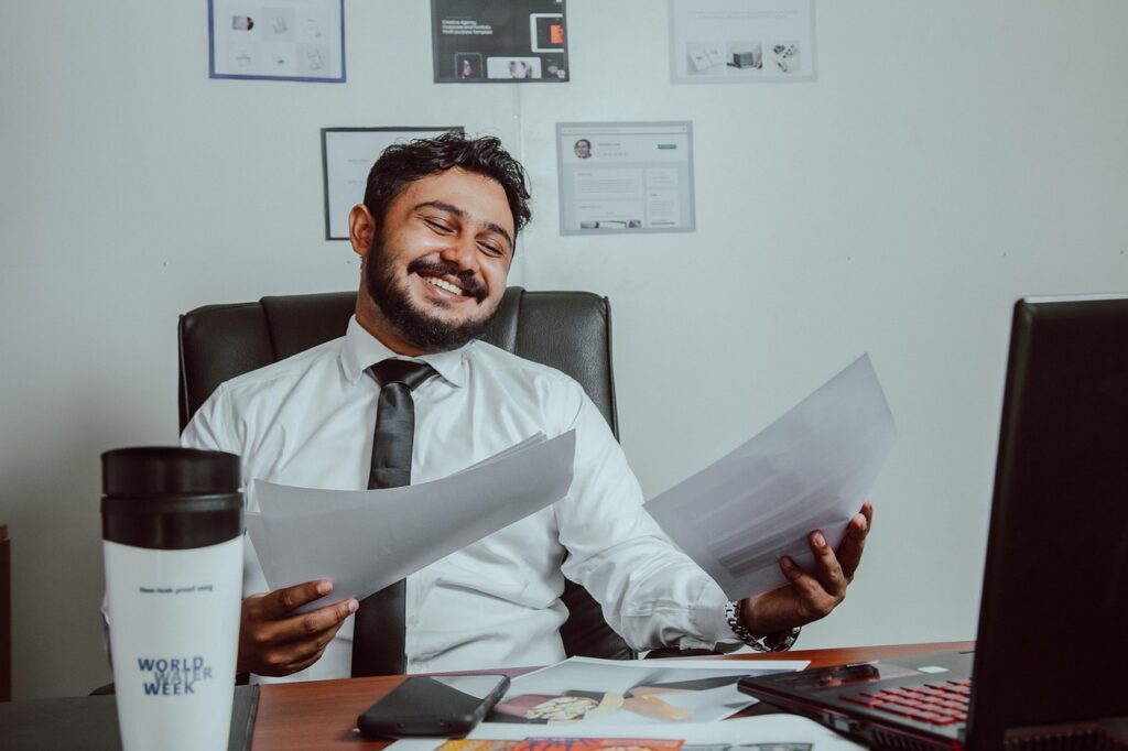 Gerente estudiando balances empresa
